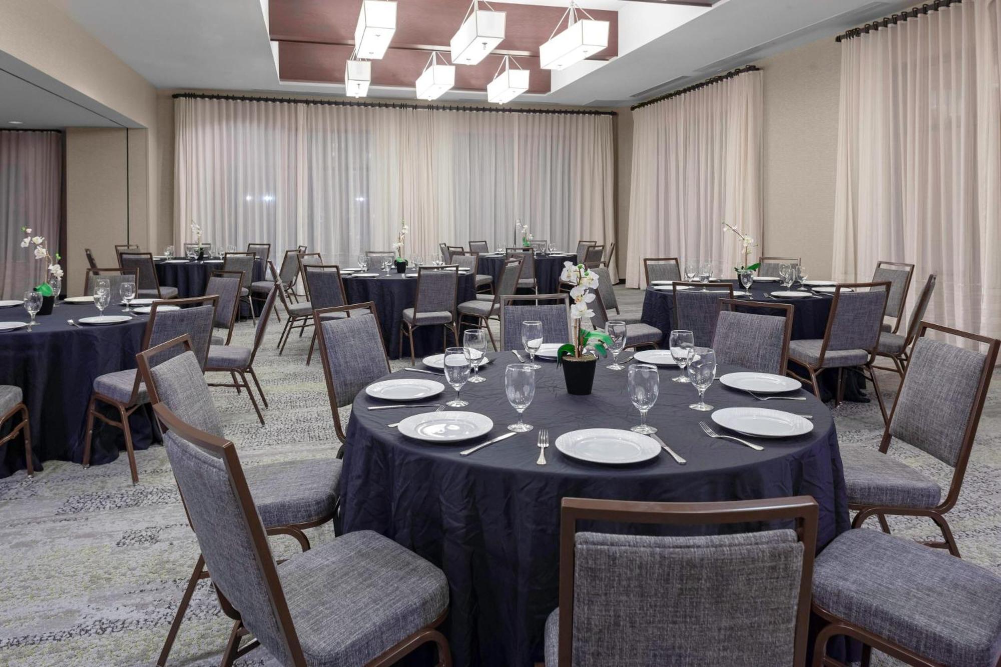 Отель Courtyard Memphis Downtown Экстерьер фото