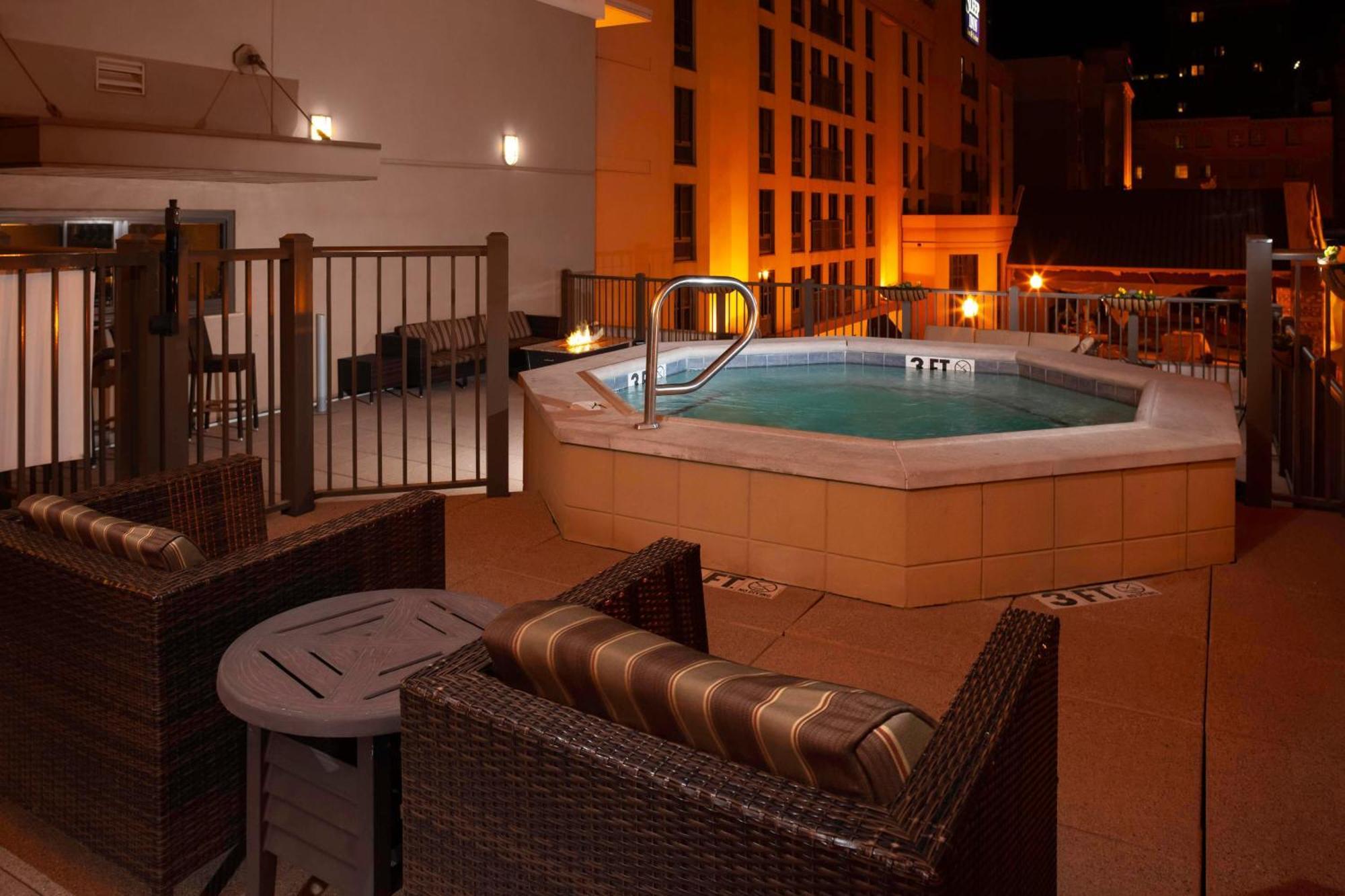 Отель Courtyard Memphis Downtown Экстерьер фото