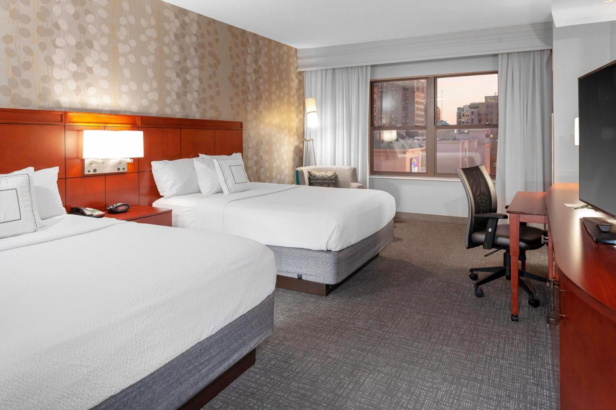 Отель Courtyard Memphis Downtown Экстерьер фото